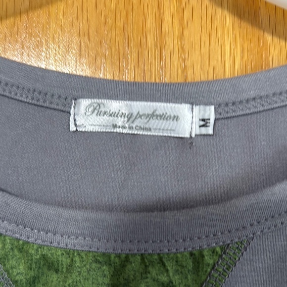 Colorful Sleeve Raglan Top - Picture 2 of 5